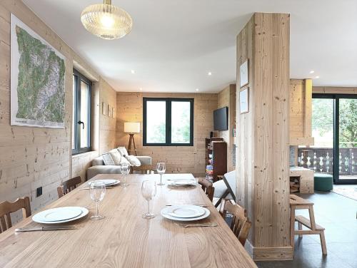 une salle à manger avec une grande table et des chaises en bois dans l'établissement Chalet Le Splendide, à Saint-Gervais-les-Bains