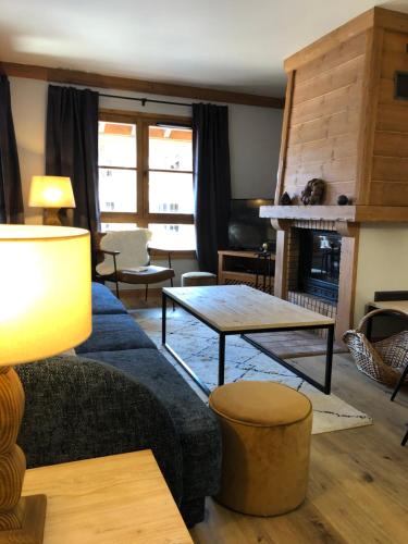 un salon avec un canapé et une table dans l'établissement Chalet Alouette, 3 bed, Arc 1950, à Arc 1950