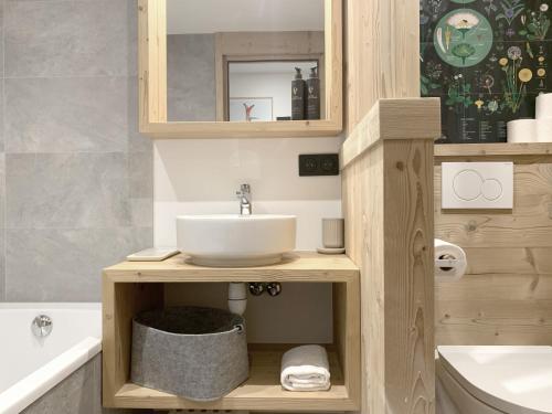 une salle de bain avec un lavabo et des toilettes dans l'établissement Chalet Le Splendide, à Saint-Gervais-les-Bains