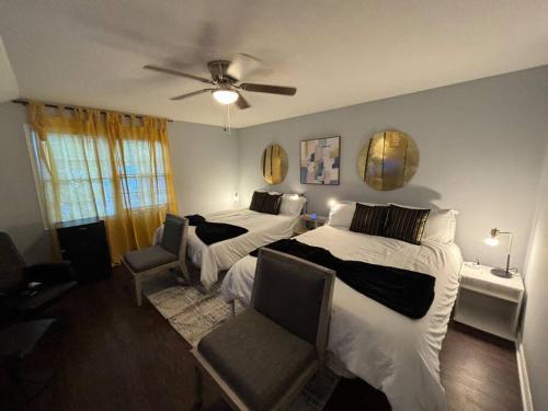 a bedroom with two beds and a ceiling fan at 3 bed 3 bath home Dtown Gainesville in Gainesville
