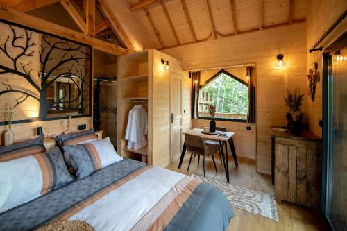 Ένα ή περισσότερα κρεβάτια σε δωμάτιο στο Les Lodges du Quercy