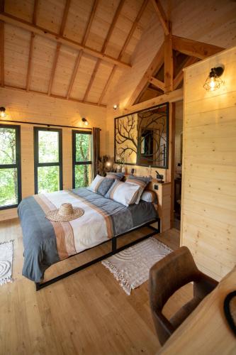 - une chambre avec un grand lit dans une cabine dans l'établissement Les Lodges du Quercy, à Saint-Cernin