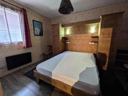 une chambre avec un lit et une télévision à écran plat dans l'établissement Les Chalets Des Rennes - Appartement 4 pièces - Les Chalets Des Rennes MAE-6601, à Vars