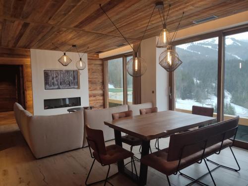 une salle à manger avec une table et des chaises dans l'établissement Rooftop des Glovetes, à Villard-de-Lans