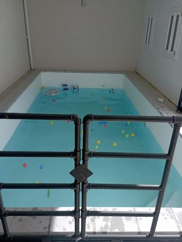 un lit avec une piscine d'eau dessus dans l'établissement maison 3 chambres avec terrasse couverte, à Mazières-en-Mauges