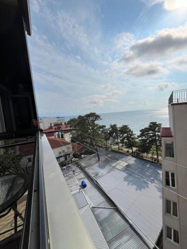 a balcony with a view of the ocean at ზღვის ულამაზესი ხედები in K'obulet'i
