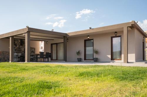 Majestic Manor with outdoor Jacuzzi by 8essentially