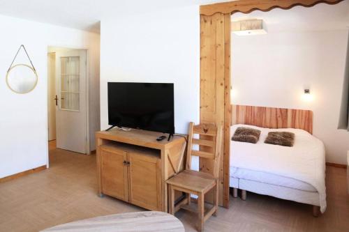 une chambre avec un lit et une télévision à écran plat dans l'établissement Résidence Parc Des Airelles - APPARTEMENT PARC DES AIRELLES 111 MAE-0224, aux Orres
