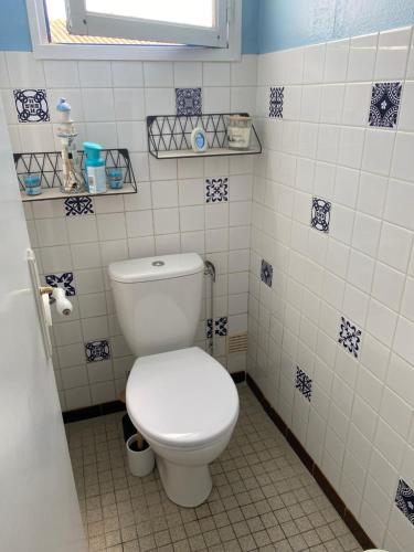 une salle de bain avec des toilettes blanches dans une chambre dans l'établissement Villa Ner Pensea à 250 m de la plage location samedi au samedi, à Saint-Gilles-Croix-de-Vie