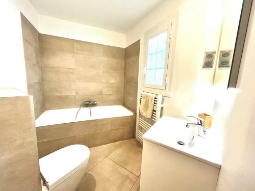 une salle de bain avec toilettes, lavabo et baignoire dans l'établissement Maison dans résidence avec piscine et tennis, à Antibes
