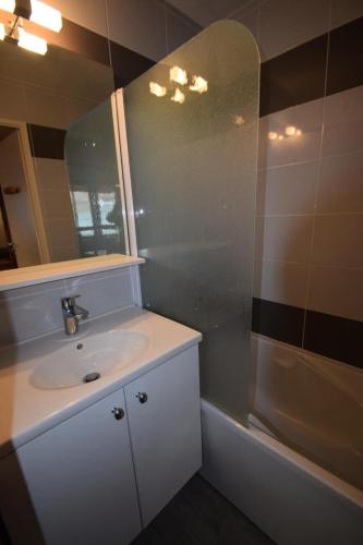une salle de bain avec un lavabo et une douche avec un miroir dans l'établissement Résidence Le Cervin - 3 Pièces 6 pers Duplex - WIFI- LE CERVIN - PLAGNE SOLEIL MAE-8924, à Aime La Plagne
