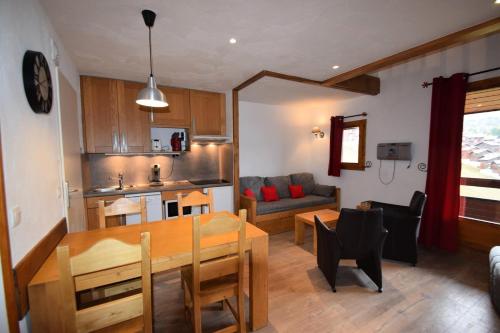 kuchnia i salon ze stołem i jadalnią w obiekcie Résidence Le Cervin - 3 Pièces 6 pers Duplex - WIFI- LE CERVIN - PLAGNE SOLEIL MAE-8924 w Aime La Plagne