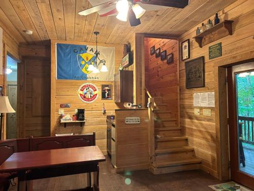 Φωτογραφία από το άλμπουμ του Glens of Antrim Mountain Cabin σε Waynesville