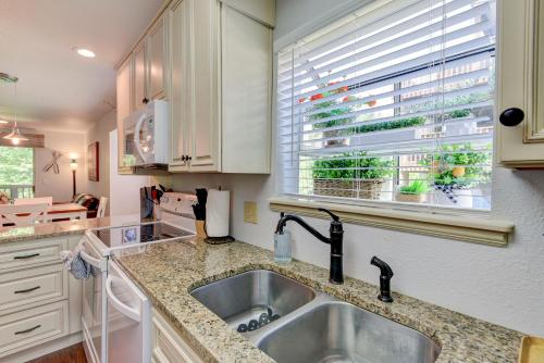 Η κουζίνα ή μικρή κουζίνα στο Beautiful Branson Getaway-Next to Silver Dollar City &Tablerock-Family Amenities