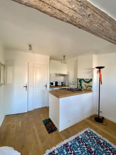 une cuisine avec des armoires blanches et un comptoir dans l'établissement Appartamento coeur du Suquet, à Cannes