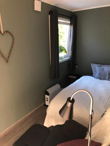 Giường trong phòng chung tại Flott leilighet med topp utsikt