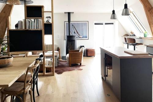 une cuisine et un salon avec une télévision et une table dans l'établissement Appartement la Passerelle 2 Chambres, à Saint-Malo