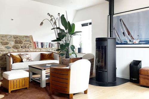 un salon avec un canapé et une cheminée dans l'établissement Appartement la Passerelle 2 Chambres, à Saint-Malo