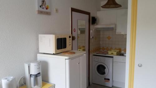 Il comprend une cuisine équipée d'un four micro-ondes et d'un lave-linge. dans l'établissement Studio Cap d’Agde centre port, au Cap d'Agde