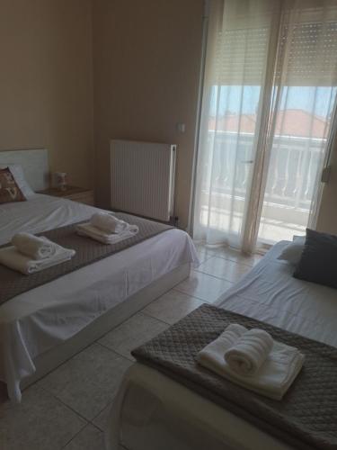 Кровать или кровати в номере Kouinelis apartment