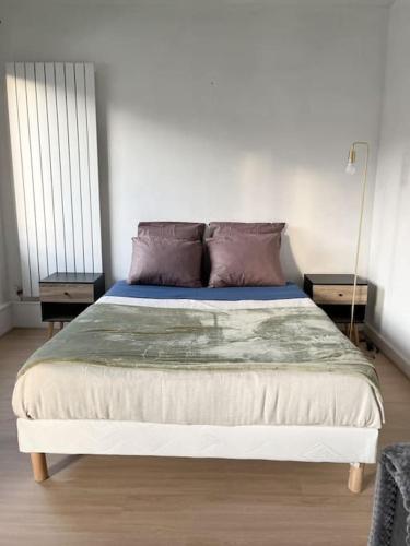 - une chambre avec un lit, 2 tables de chevet et 2 tables dans l'établissement Apartment 15 min to Paris 1 min from subway, à Villejuif