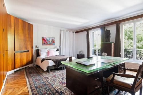 une chambre avec un bureau et un lit et un bureau dans l'établissement CAVALIER DES LIONS 2bed 2 and half baths, à Paris