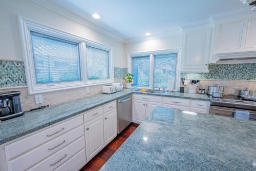 Η κουζίνα ή μικρή κουζίνα στο Amazing days Spa Pool Villa near Disney & Beaches