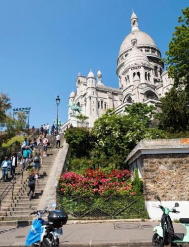 In front of Sacré Cœur - 2 Bedrooms in last floor