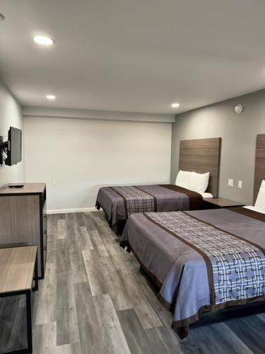 Katil atau katil-katil dalam bilik di Continental Inn and Suites Nacogdoches TX SFA University Downtown