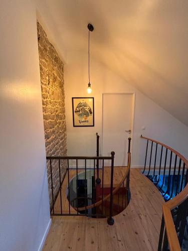 un escalier dans une maison avec un mur en pierre dans l'établissement Charmante petite maison de pays à 200 m du Golfe, à Sarzeau