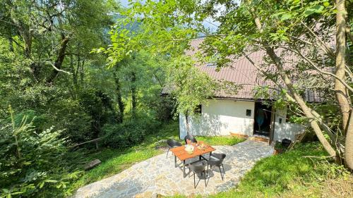 Una mesa y sillas frente a una casa en Juaniz, en Tolmin