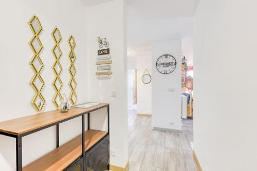 a room with a table and a wall at Paris Family & Friends - Gare à 5 Minutes - Parking in Le Bourget