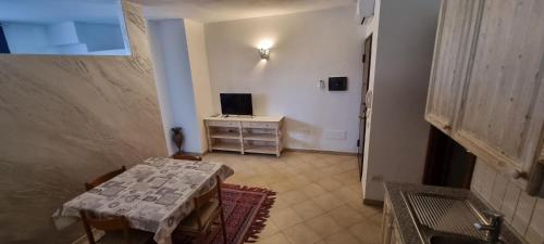 a room with a table and a television on a dresser at La Costa in Arzachena