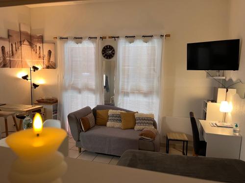 un salon avec un canapé et une table dans l'établissement Studio Le Belvedere 2, à Balaruc-les-Bains