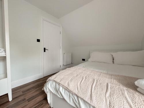 Ένα ή περισσότερα κρεβάτια σε δωμάτιο στο Plush Leeds Bungalow, Free Parking