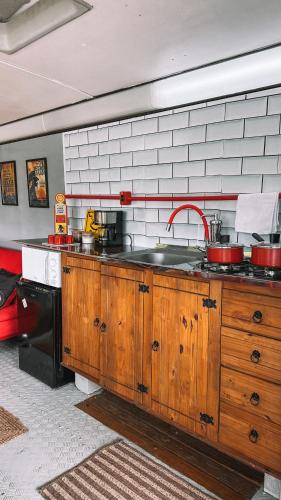 a kitchen with a sink and a counter top at Hospedagem Ônibus na Roça em Serra ES in Serra