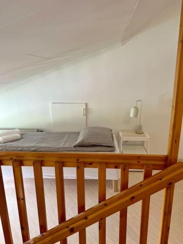 a bed in a room with a wooden frame at Sjönära Villa Lilla Emma, Jädraås, nära Kungsberget in Jädraås