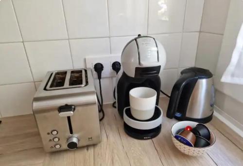 a coffee maker and a toaster on a kitchen counter at Appartement tout confort avec WIFI vue sur mer et piscine communautaire secteur EL GOLFET à Callela de Palafrugell in Palafrugell
