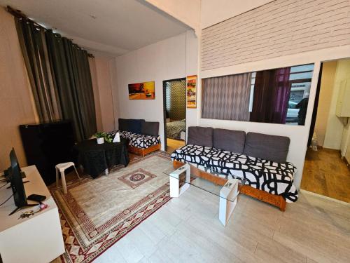 un salon avec un canapé et une table dans l'établissement Marseille centre 6 personnes, à Marseille