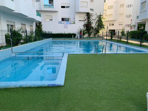 a swimming pool in the middle of a building at hermoso apartamento con piscina en marjane in Tetouan