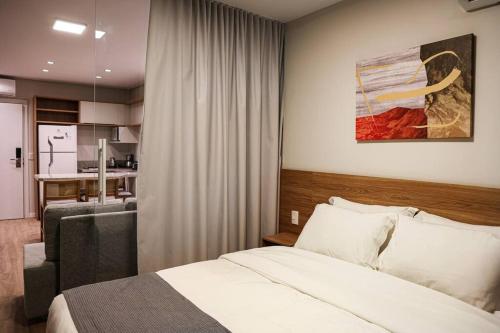 een slaapkamer met een bed en een woonkamer bij Lindo flat no Serra Class in Canela