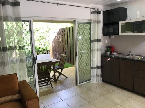 a kitchen and dining room with a table and a kitchen and a dining room at Tiki Ora Lodge - HURA in Bora Bora