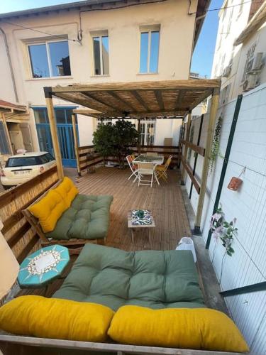 Photo de la galerie de l'établissement La Casa Provençale Belle terrasse et climatisée, à Cannes
