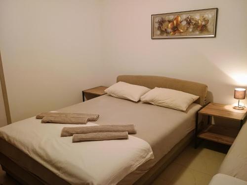 Ένα ή περισσότερα κρεβάτια σε δωμάτιο στο Apartmani Njivice