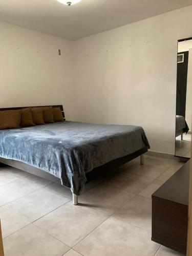 a bedroom with a bed in a room at Base Aragua Apartamento Equipado in Maracay