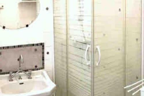 une salle de bain avec un lavabo et une douche en verre dans l'établissement LE THERMALE 82 - Proche Thermes - Centre - Locavichy, à Vichy