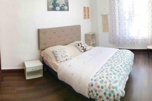 une chambre avec un grand lit et une table dans l'établissement LE THERMALE 82 - Proche Thermes - Centre - Locavichy, à Vichy