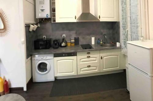 une cuisine avec un évier et une machine à laver dans l'établissement LE THERMALE 82 - Proche Thermes - Centre - Locavichy, à Vichy