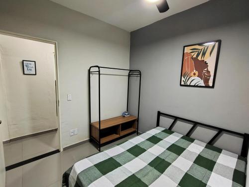 a bedroom with a green and white bed and a mirror at Casa Ubatubana I, em Praia do Sapê - Ar condicionado, garagem, cozinha completa e Wi-Fi in Ubatuba