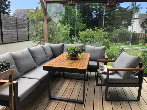 un patio avec un canapé, une table et des chaises dans l'établissement Chambre double avec salle de bain privé, à Baden